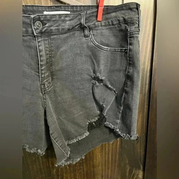 Kancan (Exclusively for Maurices) Black Rough Hem Distressed Shorts. Size:16 - Picture 3 of 12